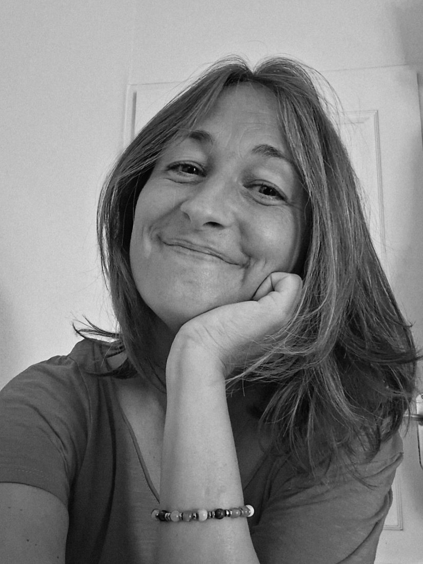 Zoé, l'illustratrice derrière Et Zou, dans son atelier à Nice